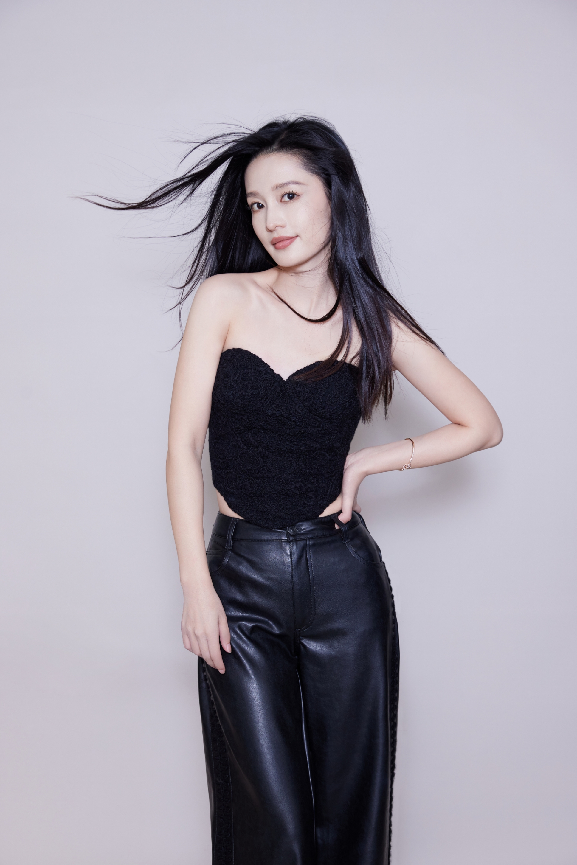 李沁写真大片,黑色抹胸肚兜勾勒曼妙身姿,皮裤展现丰腴秀挺之美