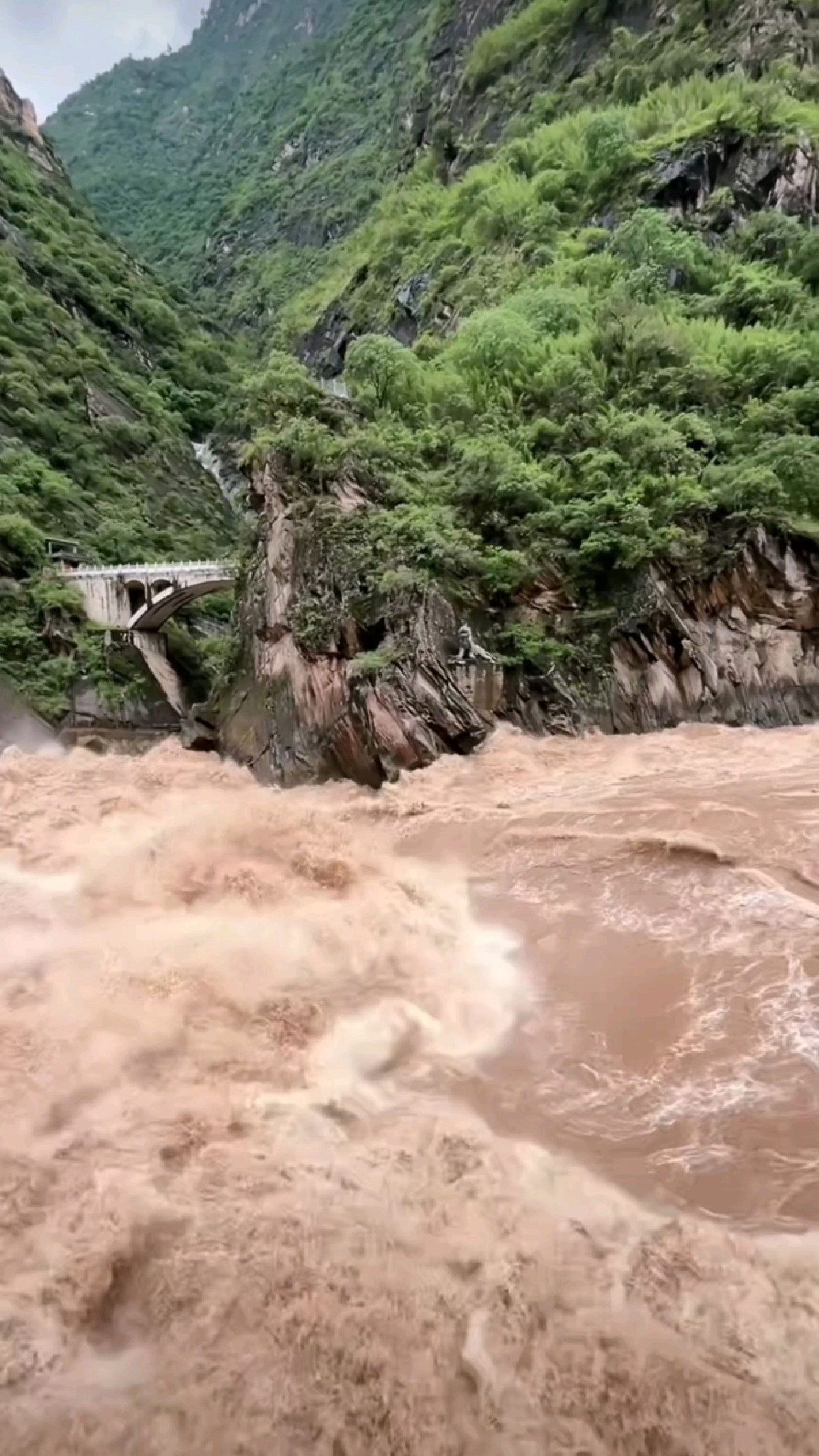 金沙江水急如箭 虎跳峡中波涛翻 巨石当道似猛虎 勇者方知此景奇