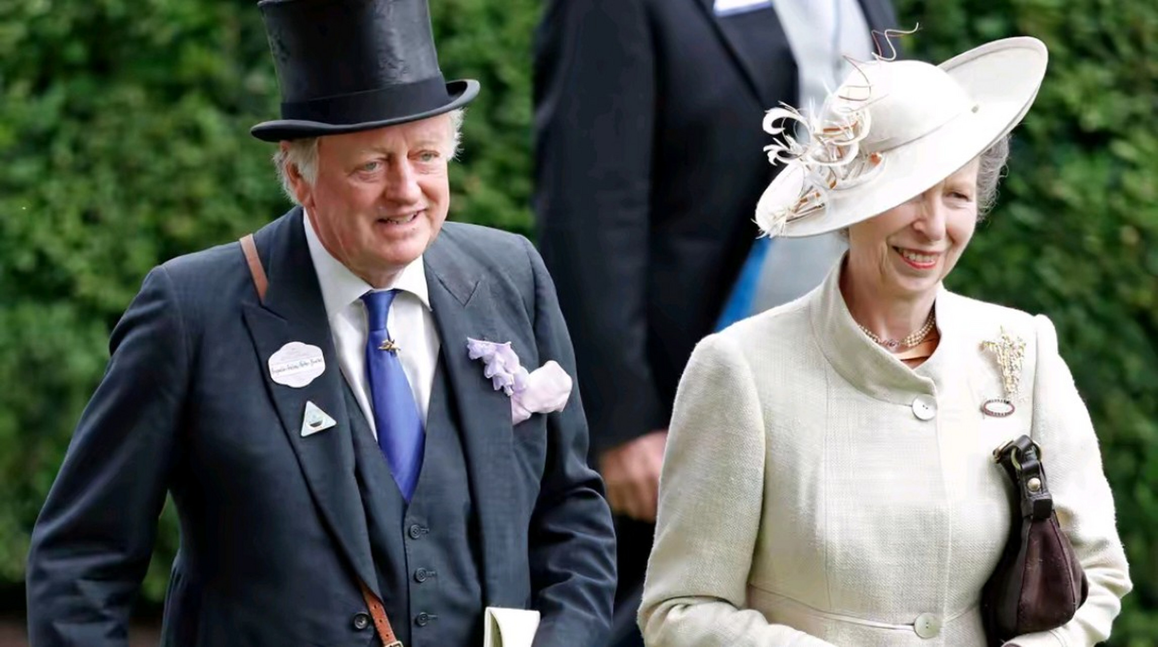 还与卡米拉前夫牵扯不清 卡米拉的前夫安德鲁,是安妮公主的初恋男友