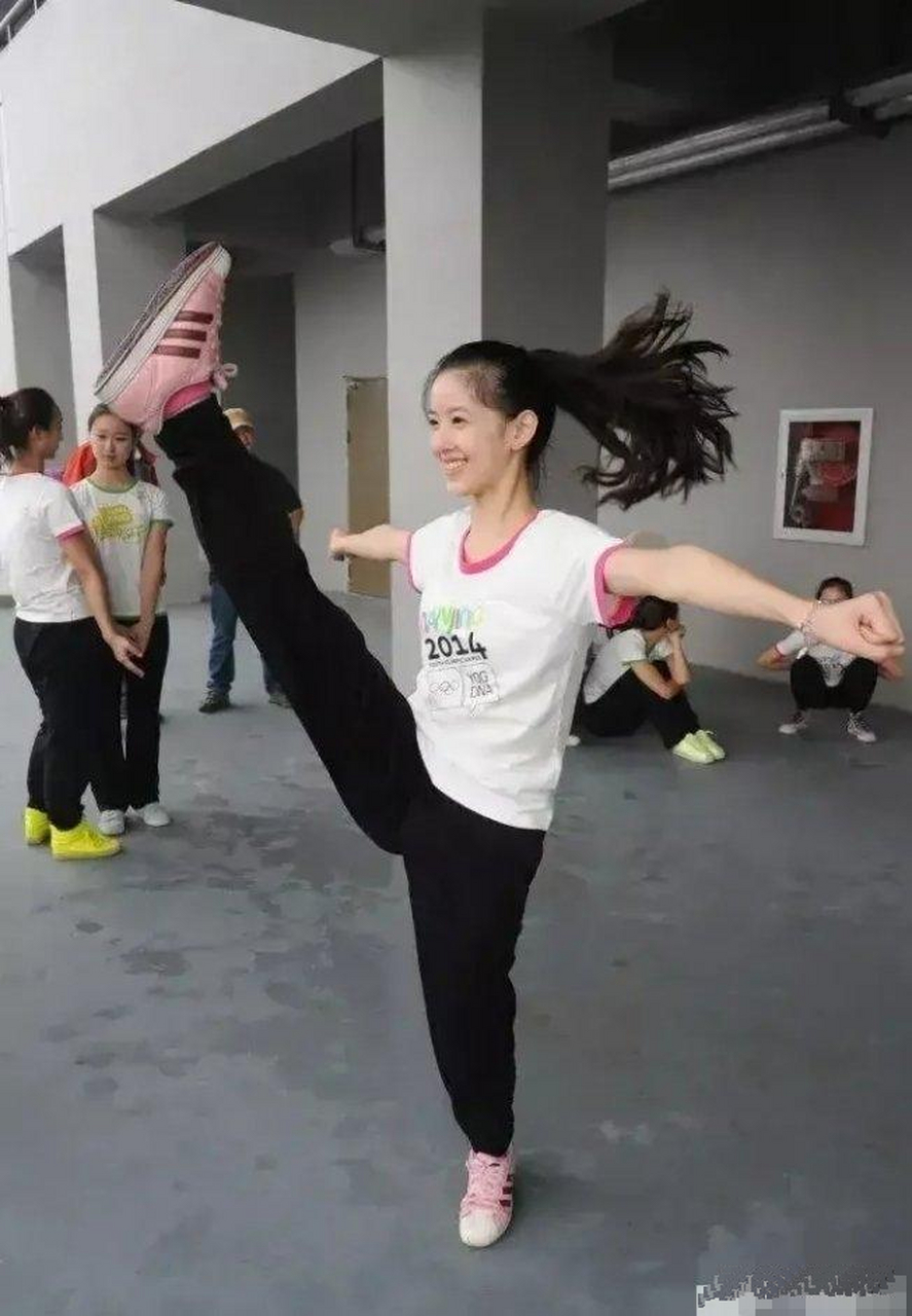 奶茶妹妹章泽天真是学跳舞的好苗子,可惜她只想结婚生子