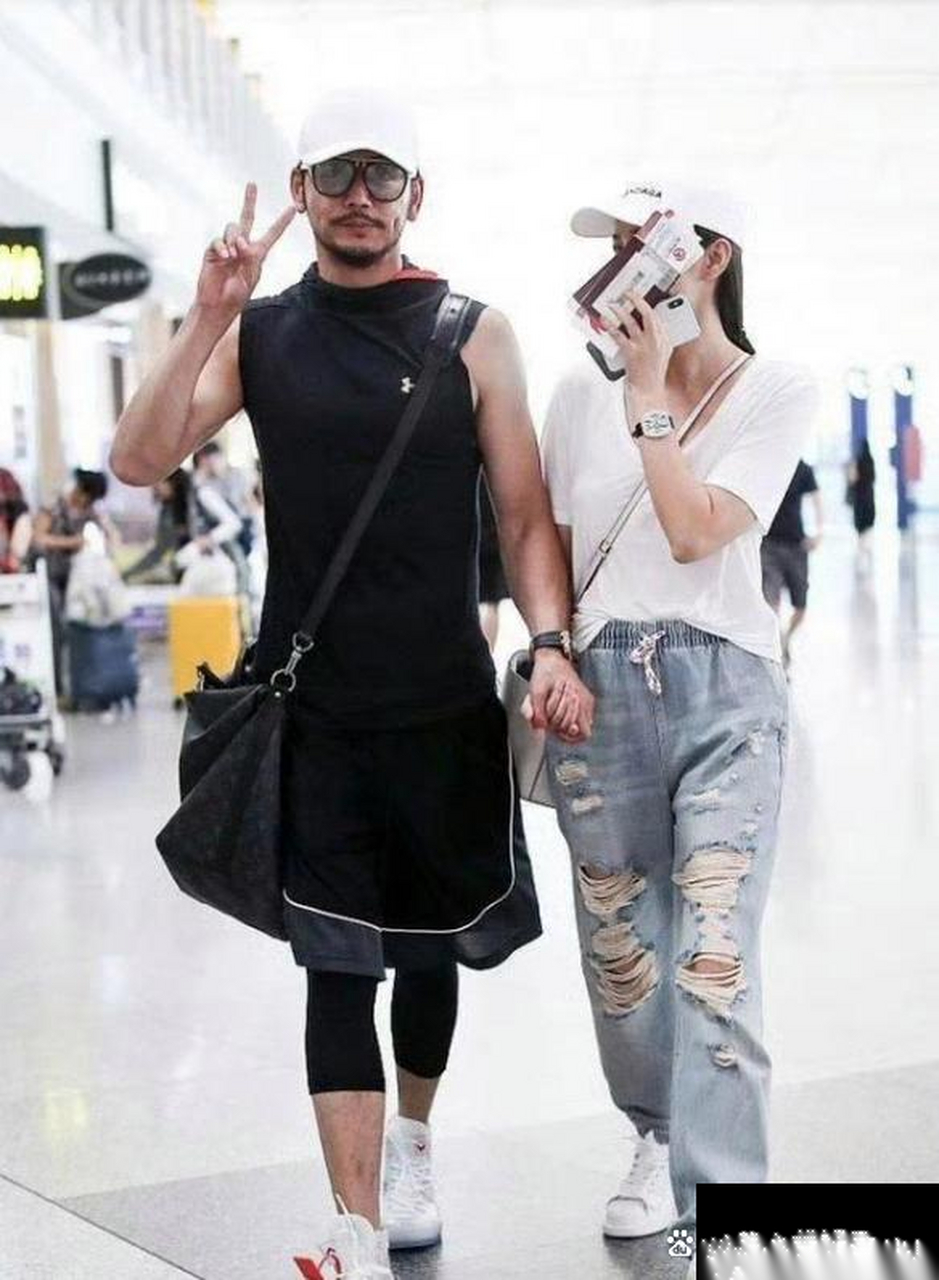 杨烁和老婆被拍到一起,看着感情挺好的