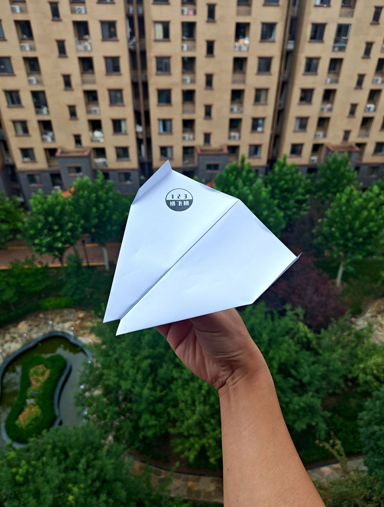 高空滑翔超棒的双齿号纸飞机