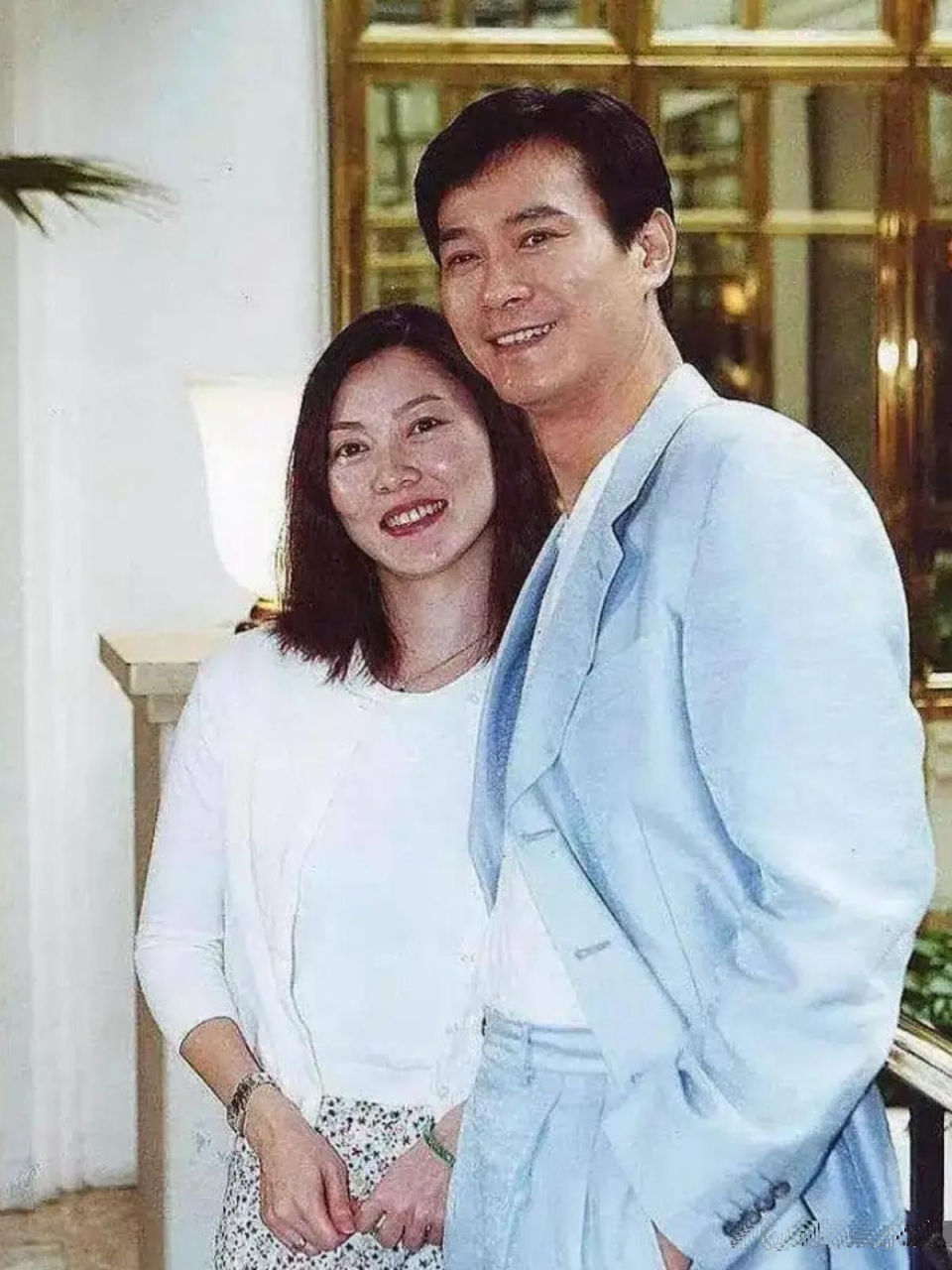 郑少秋和比自己小17岁的老婆官晶华一起亮相,官晶华穿得很优雅