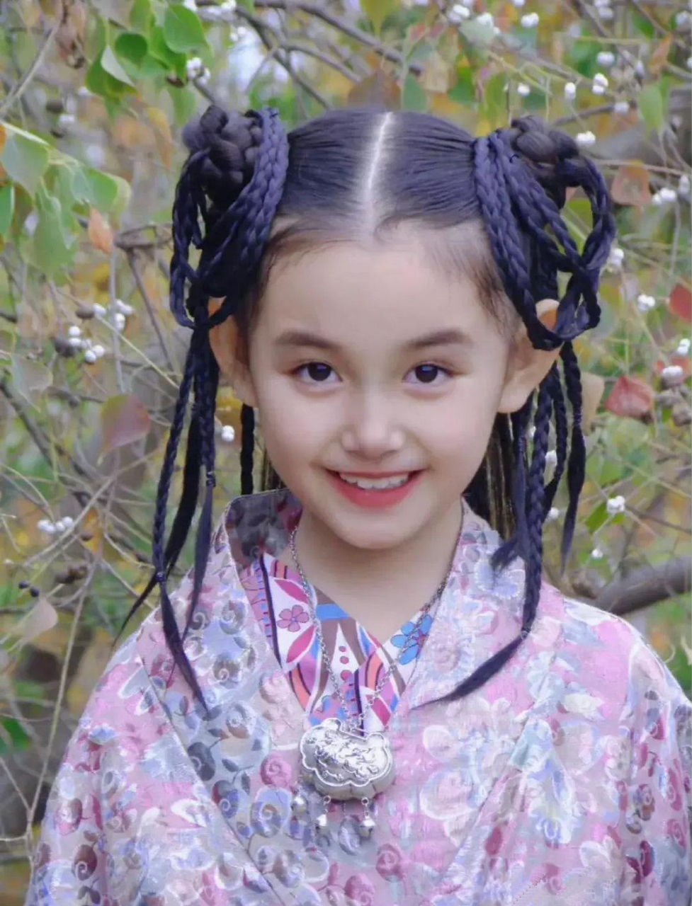 蒋依依小时候好可爱,像一个洋娃娃似的