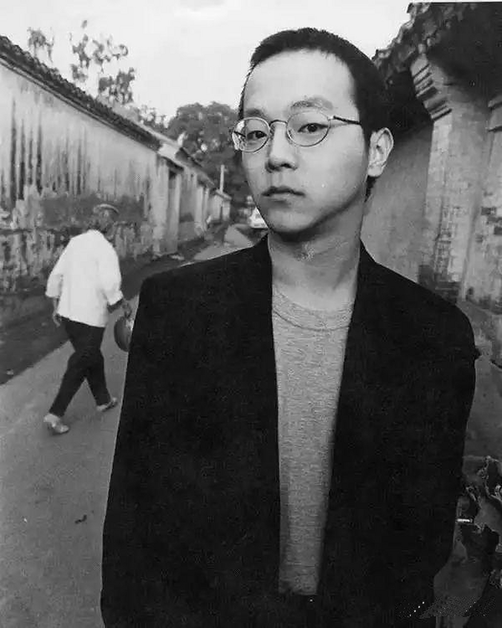 窦唯年轻的时候,还是挺帅的,又极具个性和才华,自然赢得了王菲的欢心.