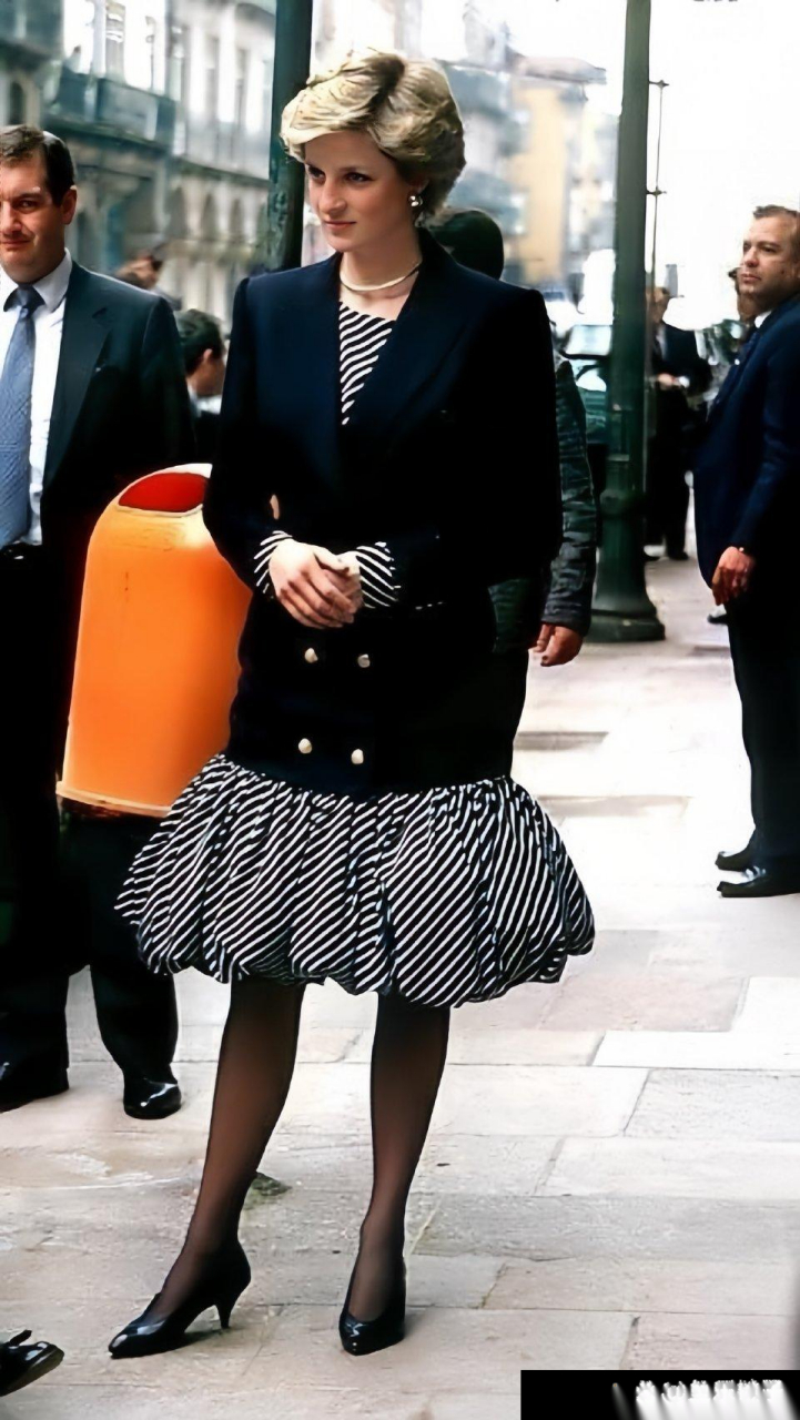 戴安娜的经典穿搭,行走的模特秀,气质也不错.