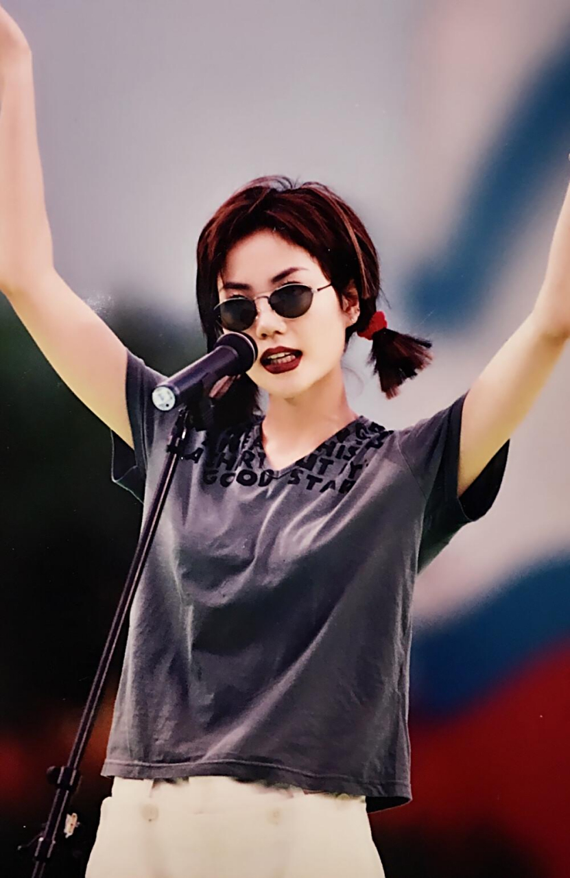 王菲好酷好潇洒,唱歌还好听呢