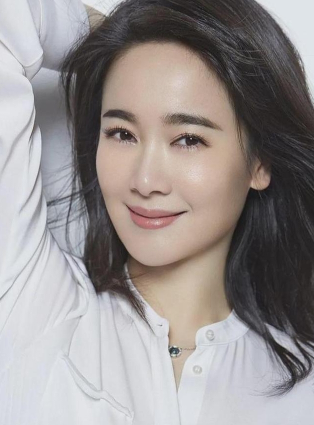 左小青出道时演艺不顺,2003 年与陈道明合作《中国式离婚》成名,绯闻
