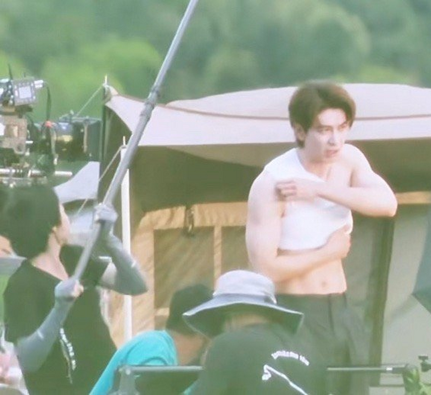 《枭起青壤 》路透,男主露腹肌来了,女主藏伞下面 67