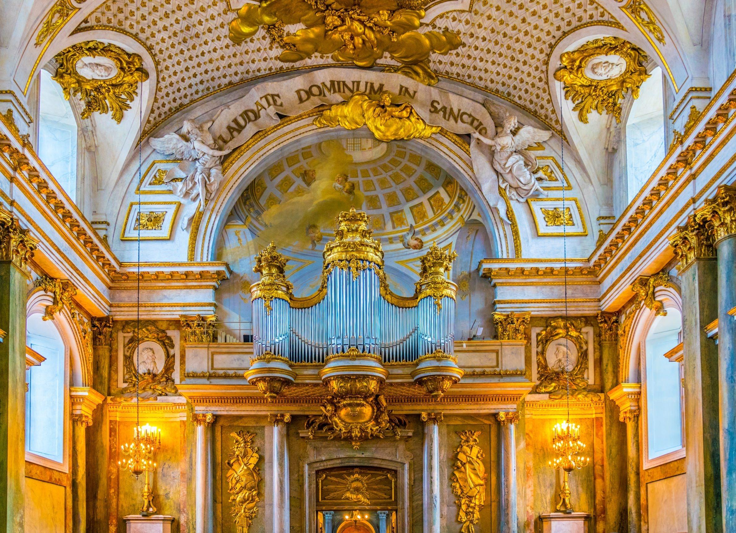 游览斯德哥尔摩皇宫,欣赏瑞典皇家国宝