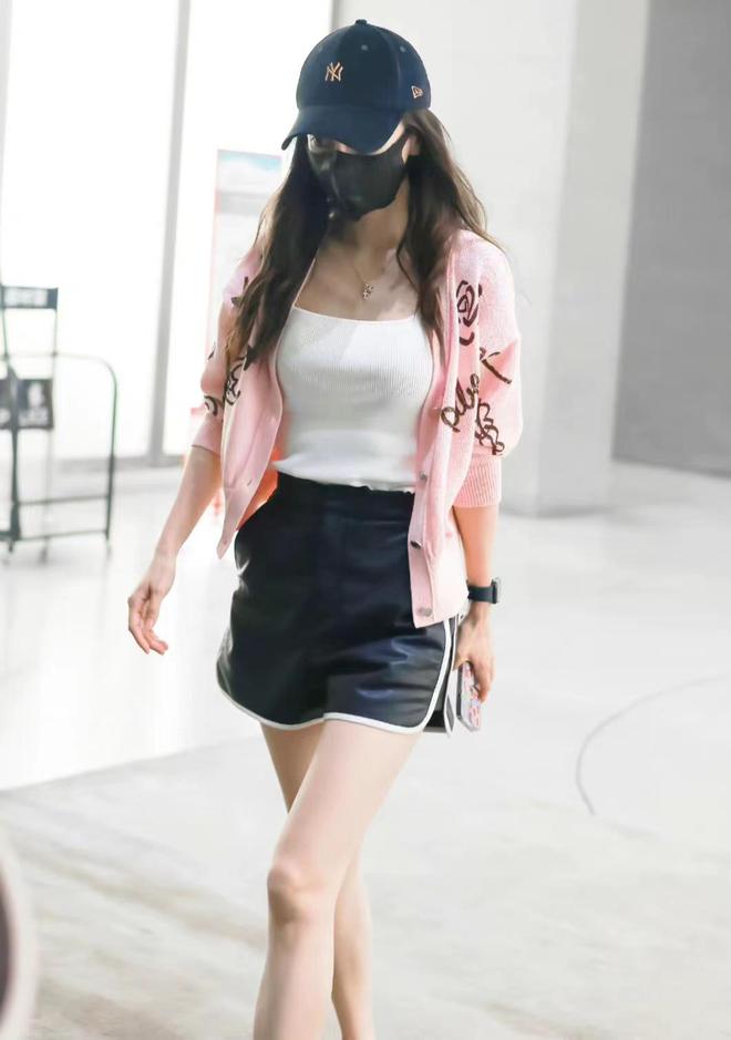 杨幂出行难以隐藏,奔跑起来更是被一眼认出,这就是大女神的魅力