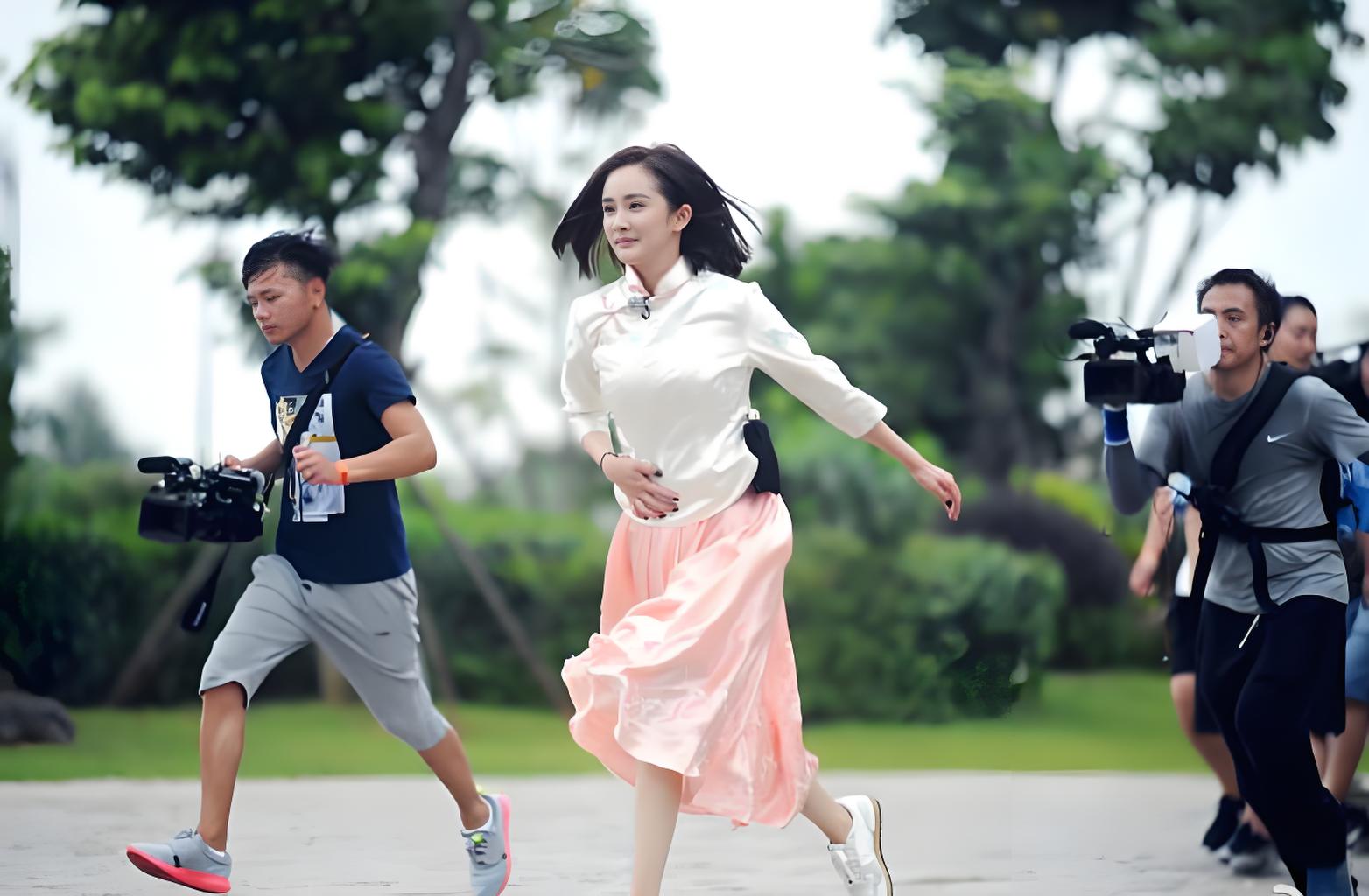 杨幂出行难以隐藏,奔跑起来更是被一眼认出,这就是大女神的魅力