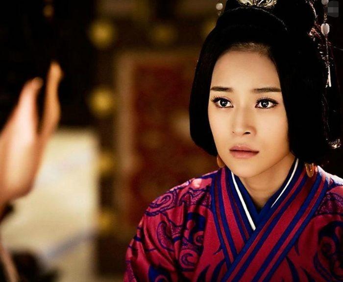 权谋与情深的交织:郭圣通与阴丽华的皇后之路