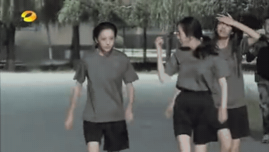 杨幂出行难掩光芒,奔跑之姿一眼就认出来了,大女神魅力无限