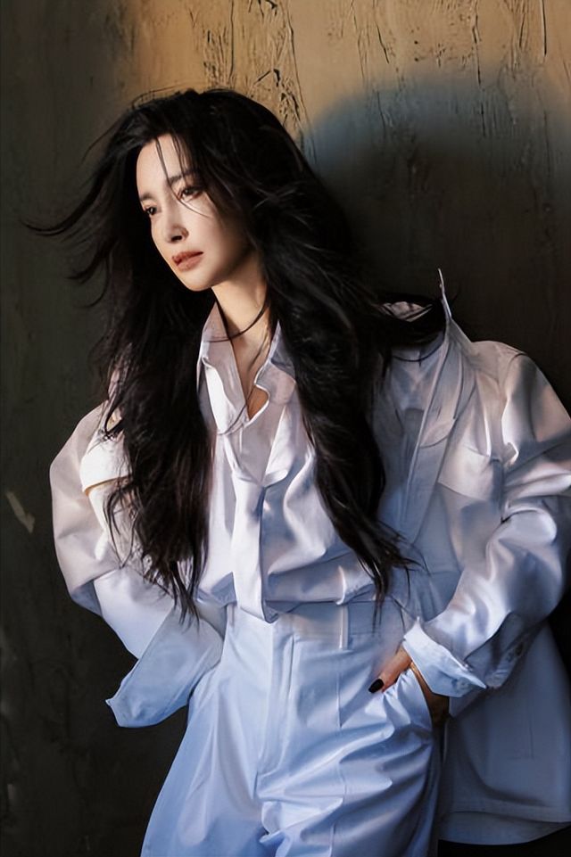李冰冰全背头湿发造型走红,气场女王再现风采!