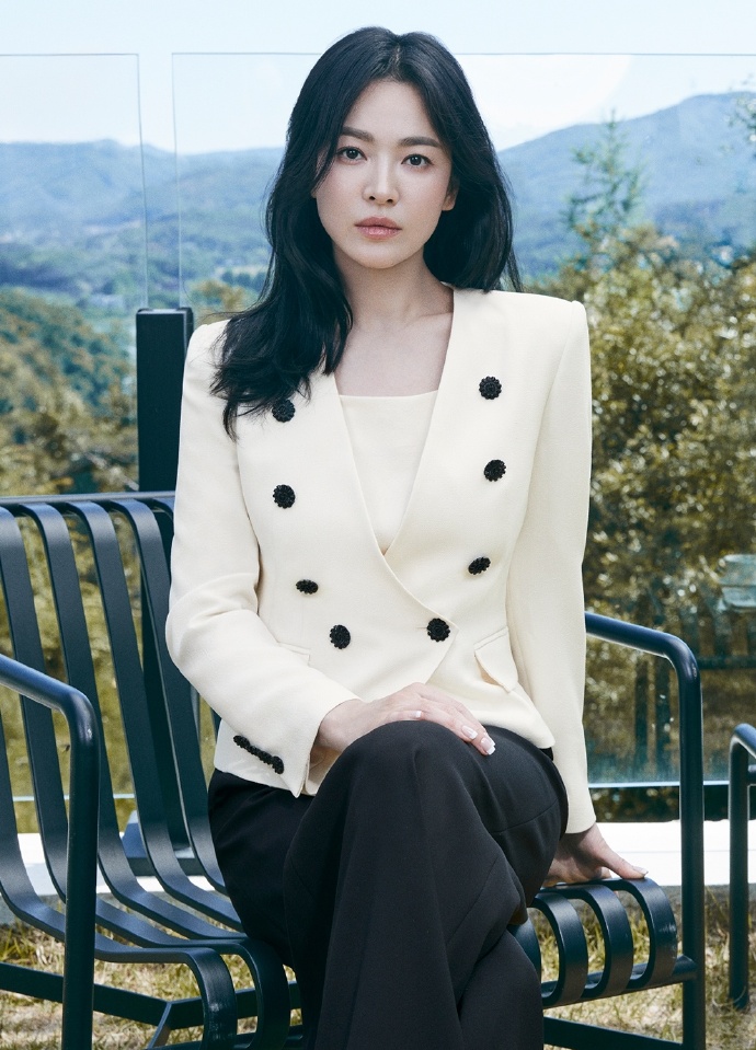 宋慧乔的亲和力难以拒绝!43岁居然穿搭淑女造型,大气上档次