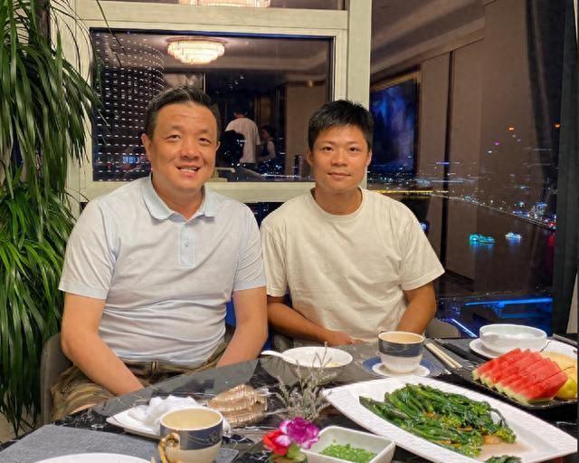 火了!前央视解说员杨健晒与苏炳添合影,自称"六届夏奥老男孩"
