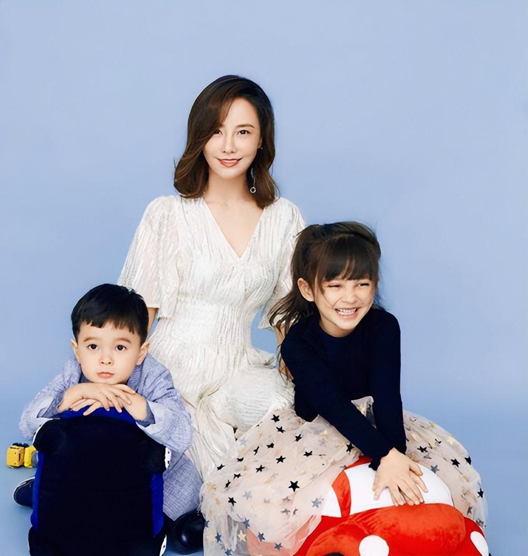 马雅舒儿女近照曝光,米雅高高瘦瘦长得像同父异母姐姐,颜值好高