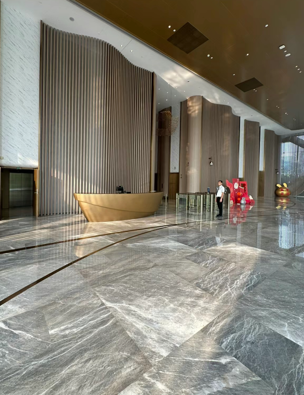 我像往常一样,走到一楼大厅