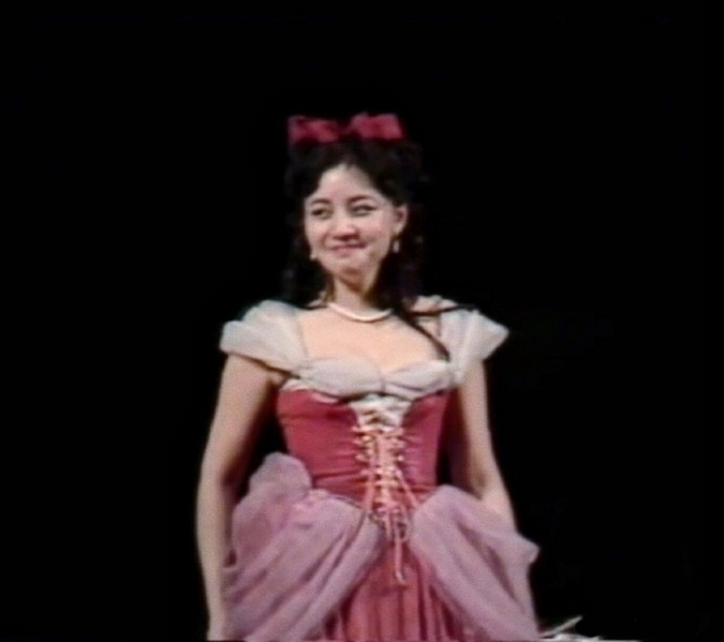 年轻时候的宋丹丹竟然美得像位童话公主,一颦一笑挺勾人.