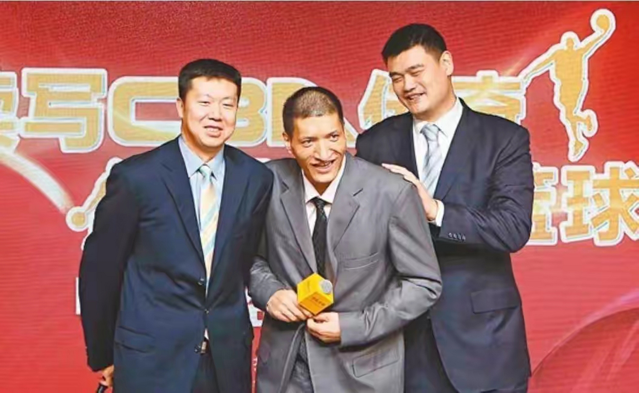 姚明,王治郅退役之后体重都迅速增加,但同为三大移动长城的巴特尔却瘦