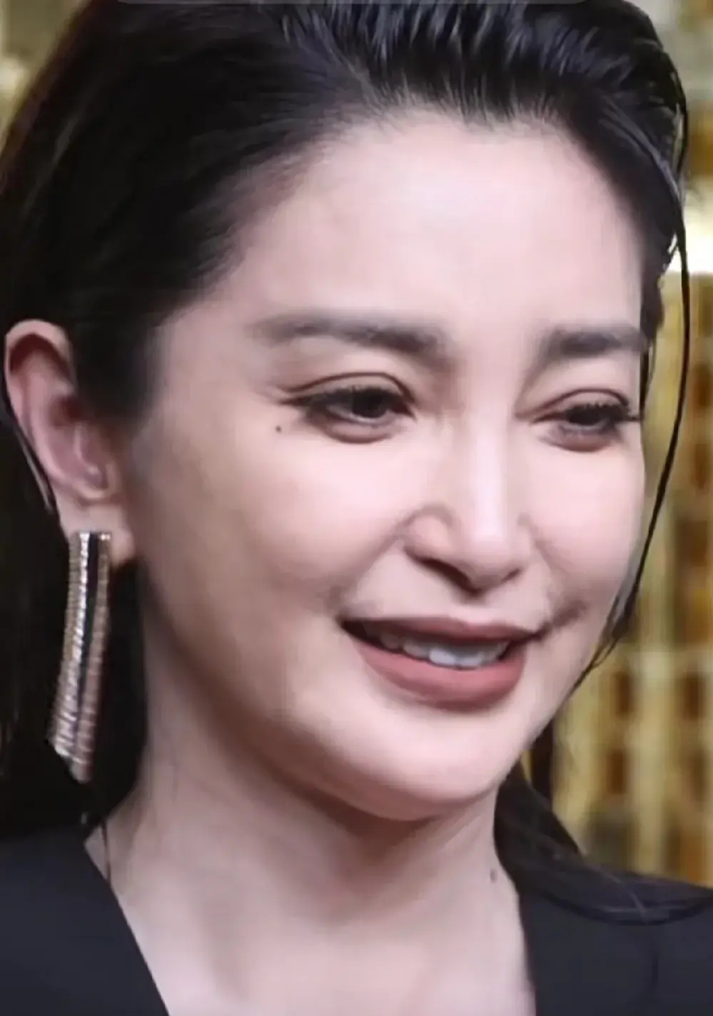 51岁李冰冰无美颜无滤镜生图状态,这是医美过度了吗,老年感怎么一下子