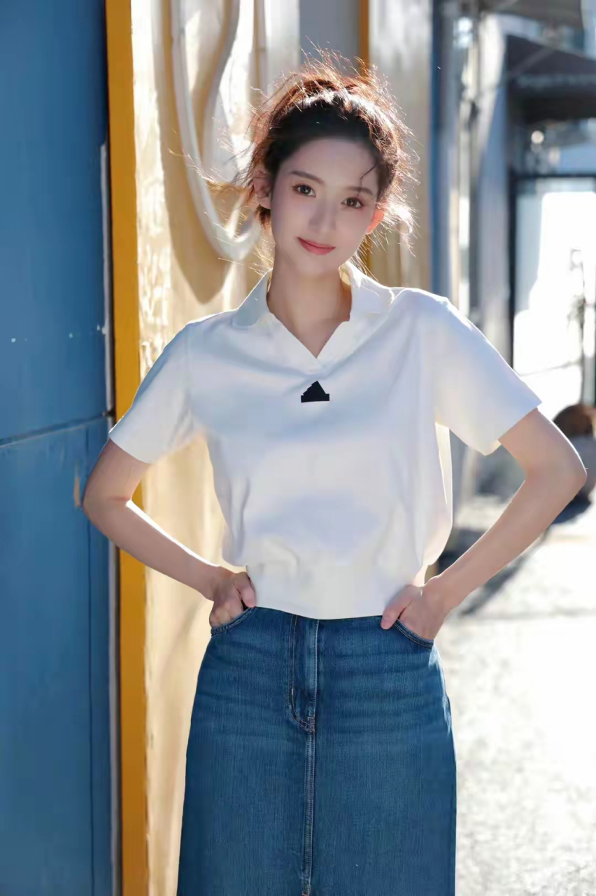 王玉雯夏日穿搭,阳光灿烂的日子,白t 牛仔裙 白色跑步鞋,太有韵味了