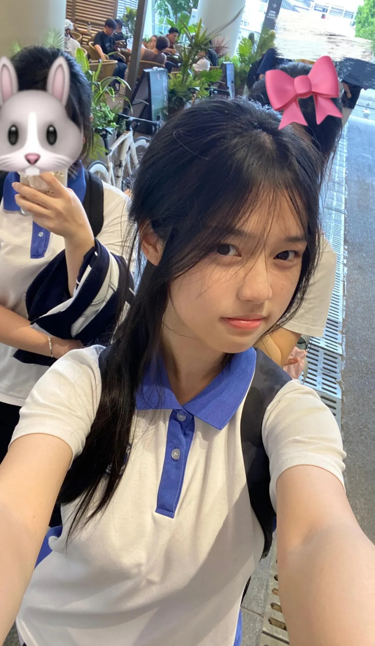 这个美女看起来很严肃,男生们都不敢轻易接近.