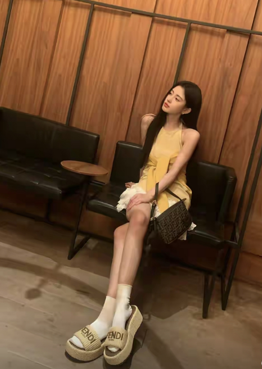 鞠婧祎又晒美照,一身黄色吊带蛋糕裙,拍摄角度刁钻,秒变大长腿  作为