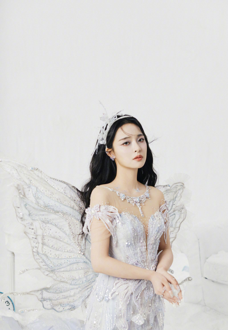 李莎旻子,银白色蝴蝶翅膀礼裙,美女小天使呀!