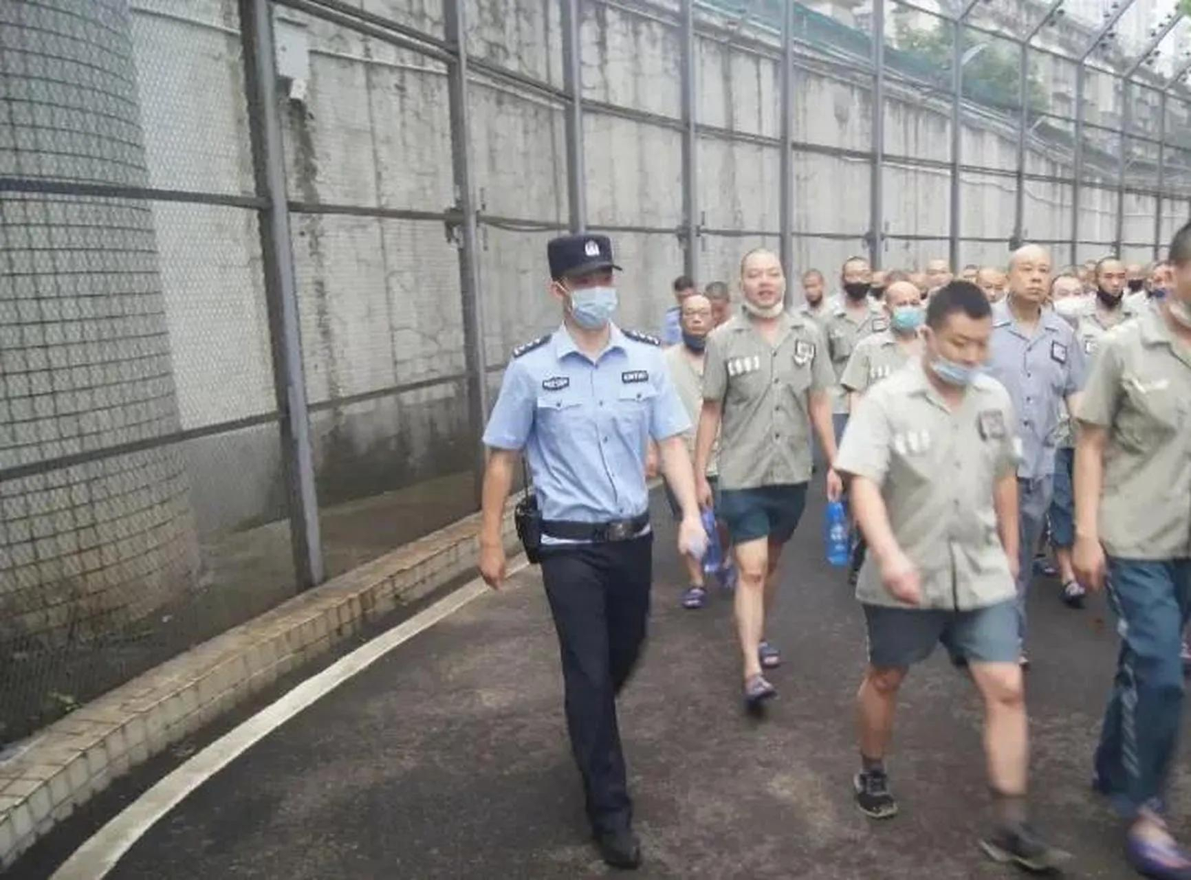 现在判刑后实际余刑超过三个月全部送到监狱服刑.