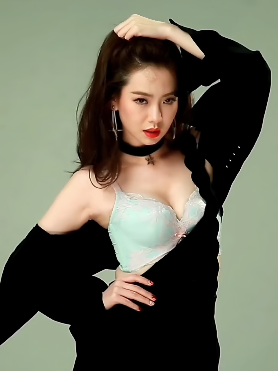 光影交错间,戚薇内衣大片绽放自信光芒,非凡魅力尽显