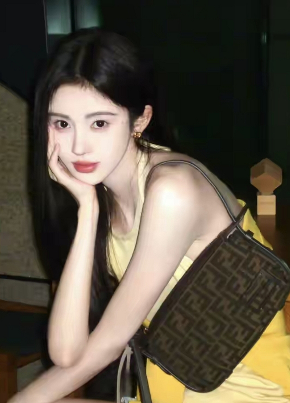 鞠婧祎又晒美照,一身黄色吊带蛋糕裙,拍摄角度刁钻,秒变大长腿  作为