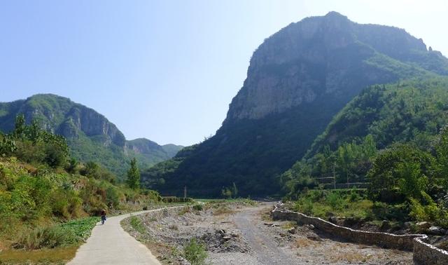 里峪村地处太行山东部的余脉之中,这里群山环抱,沟壑纵横,古河道从
