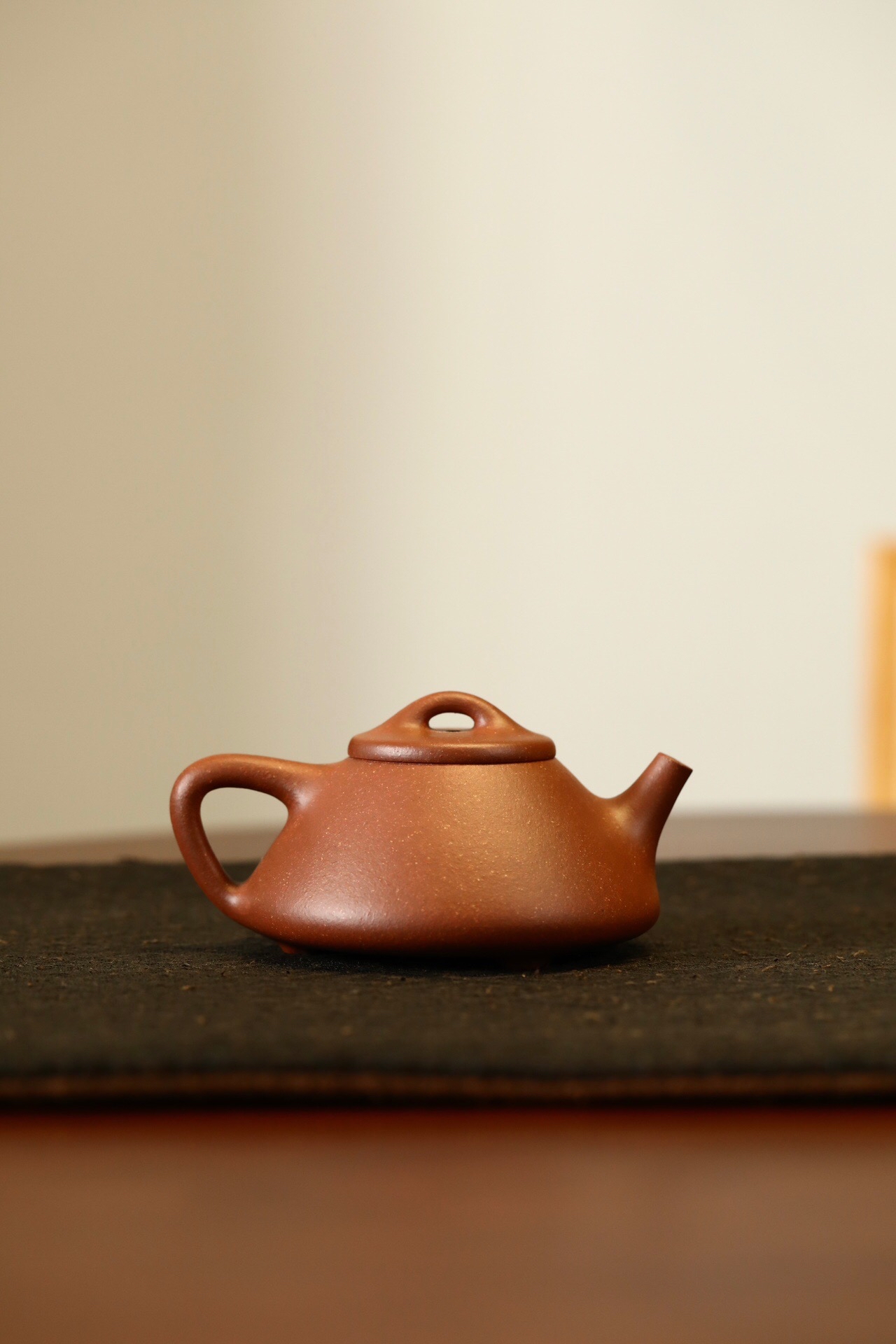 若想选购一把好的紫砂壶,以下几个方面需重点关注. 首先,看泥料.