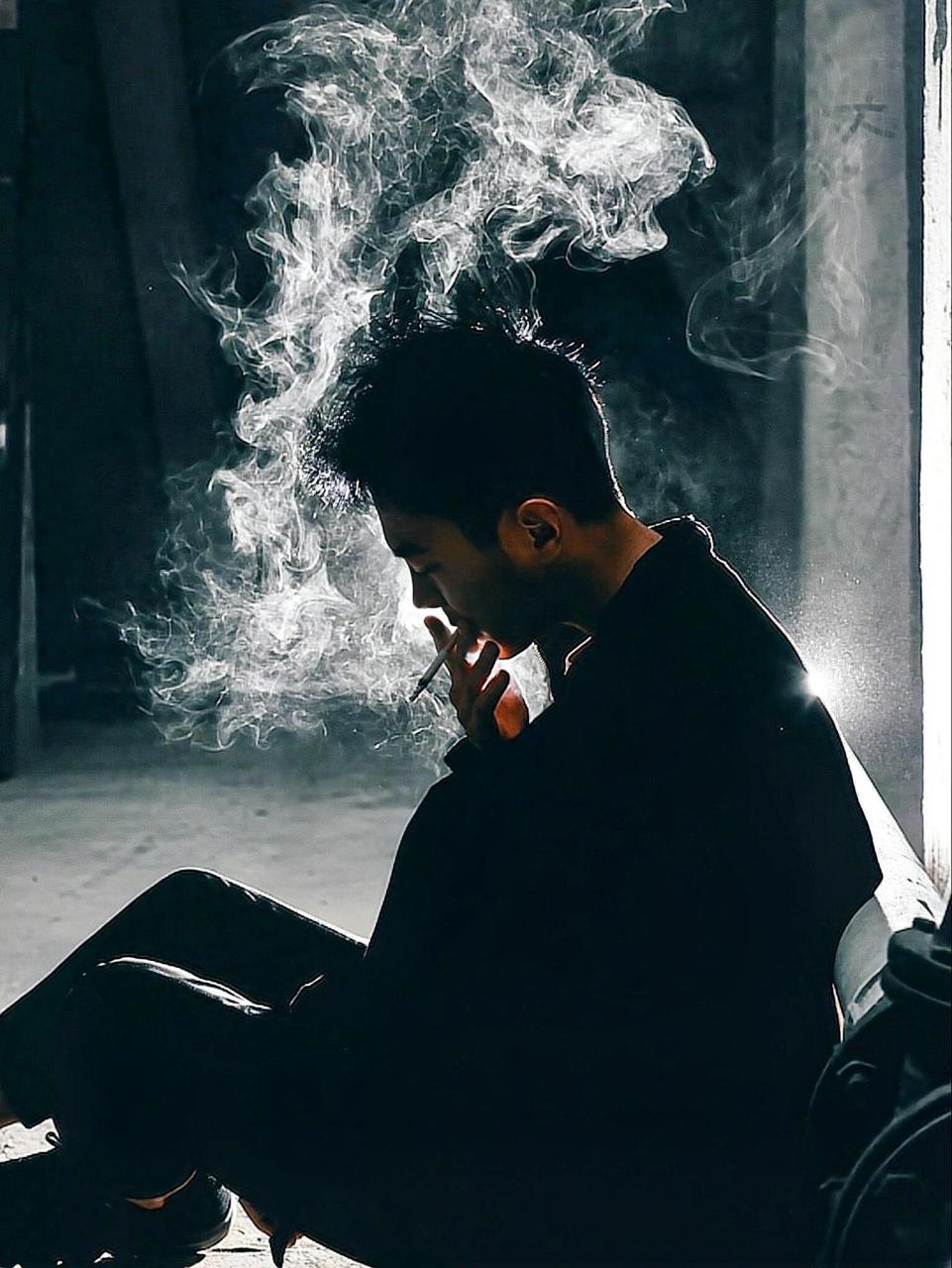 《独自面对:男性成长的不易与坚持》 男人很累,知道抽烟不对,只是精神