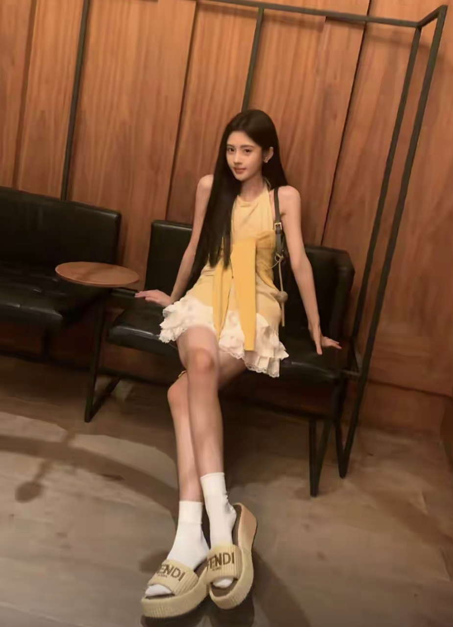 鞠婧祎又晒美照,一身黄色吊带蛋糕裙,拍摄角度刁钻,秒变大长腿  作为