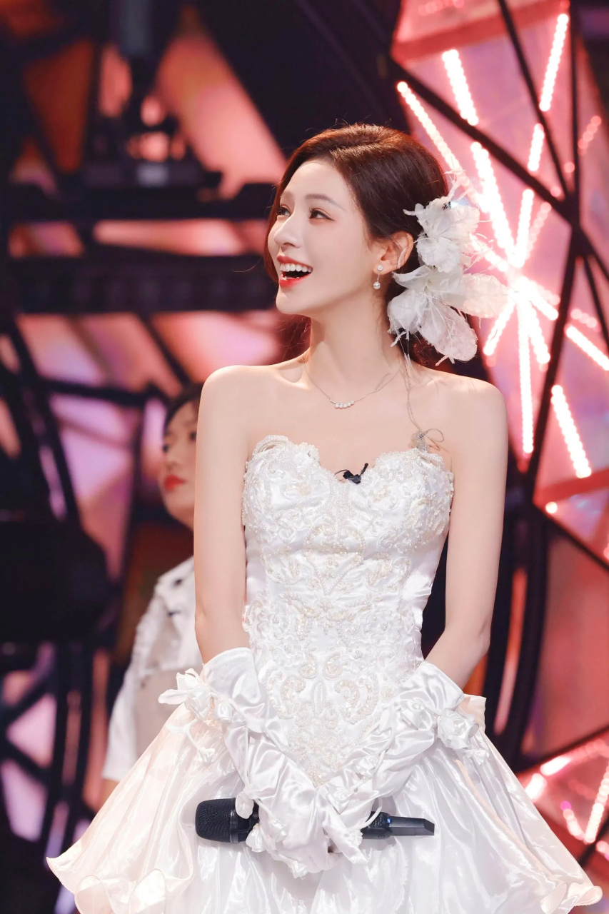 女神张予曦身穿白色礼服惊艳亮相,美翻全场.