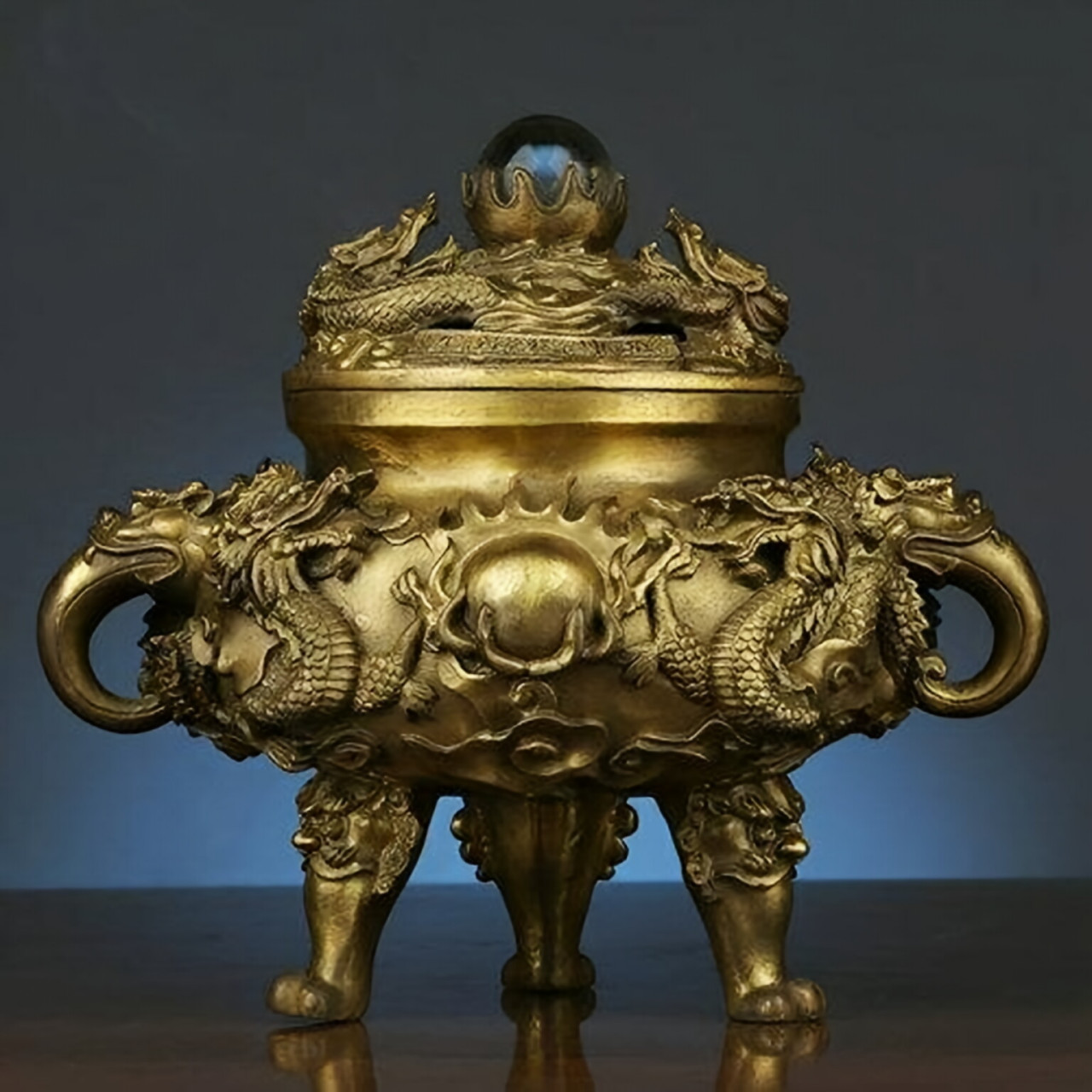 1,盘古斧 顾名思义,开天辟地的盘古,用它劈开了混沌世界,其神力可想