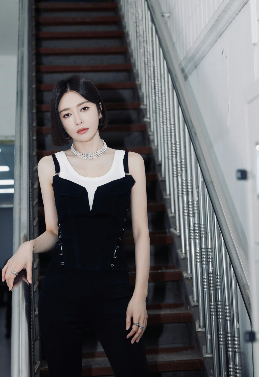 秦岚,黑色紧身裤搭配高跟鞋,齐肩短发更显好气质!