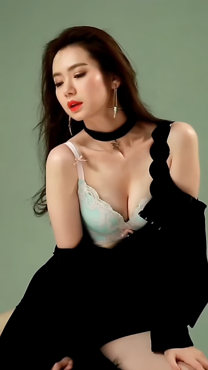 光影交错间,戚薇内衣大片绽放自信光芒,非凡魅力尽显