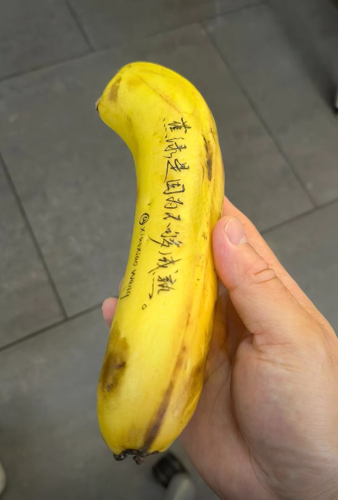图二是写在香蕉上的!不是ps的,换个角度拍一下.