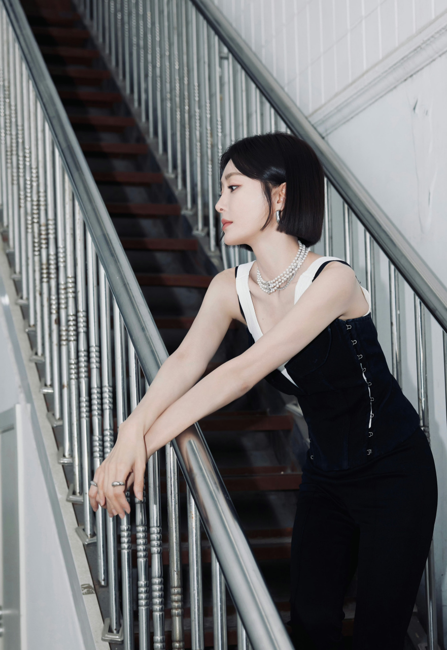 秦岚,黑色紧身裤搭配高跟鞋,齐肩短发更显好气质!