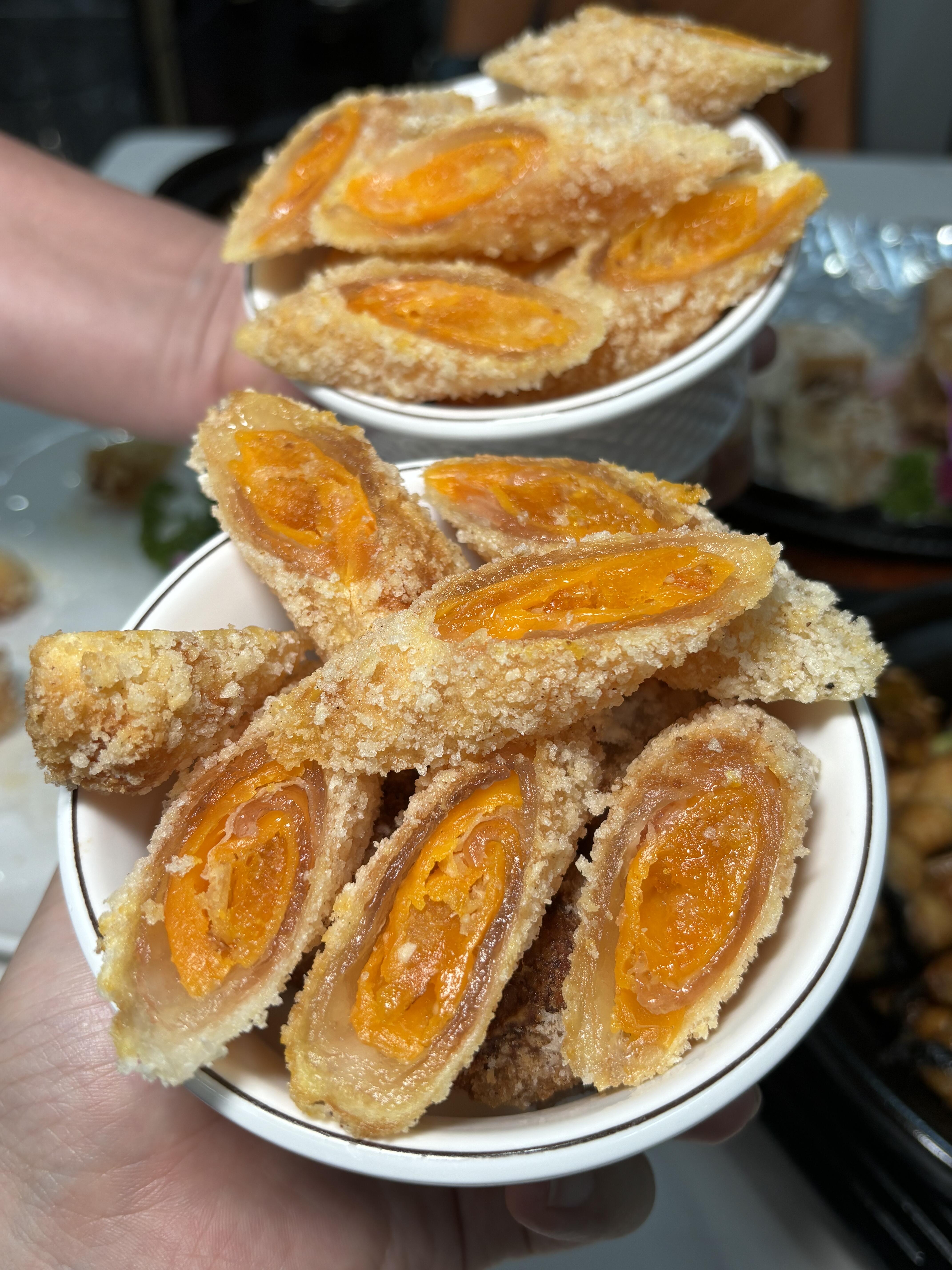 救命爆炸好吃 牛油的咸蛋黄配上酥酥的外皮 里面