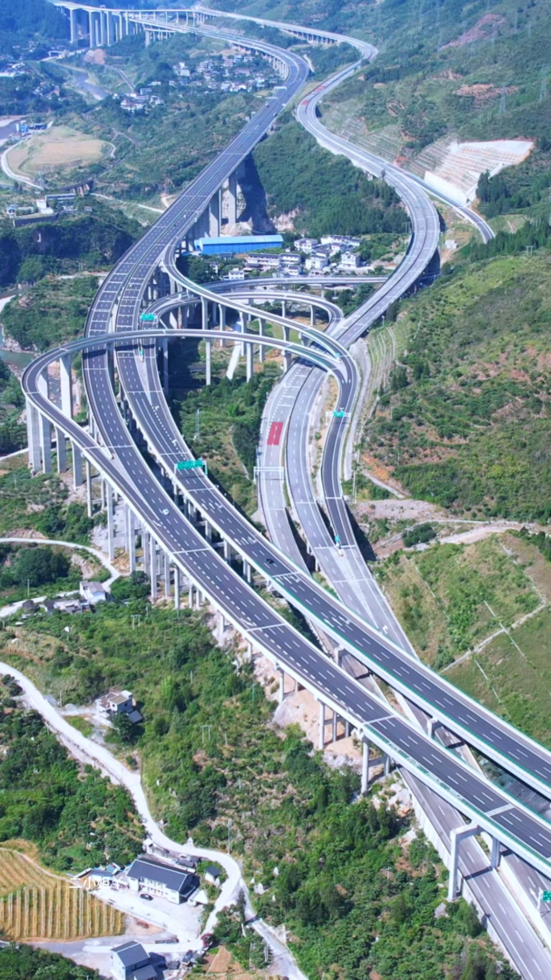 贵州高速公路也是一道美丽的风景线,炎炎夏日感受不一样的贵州