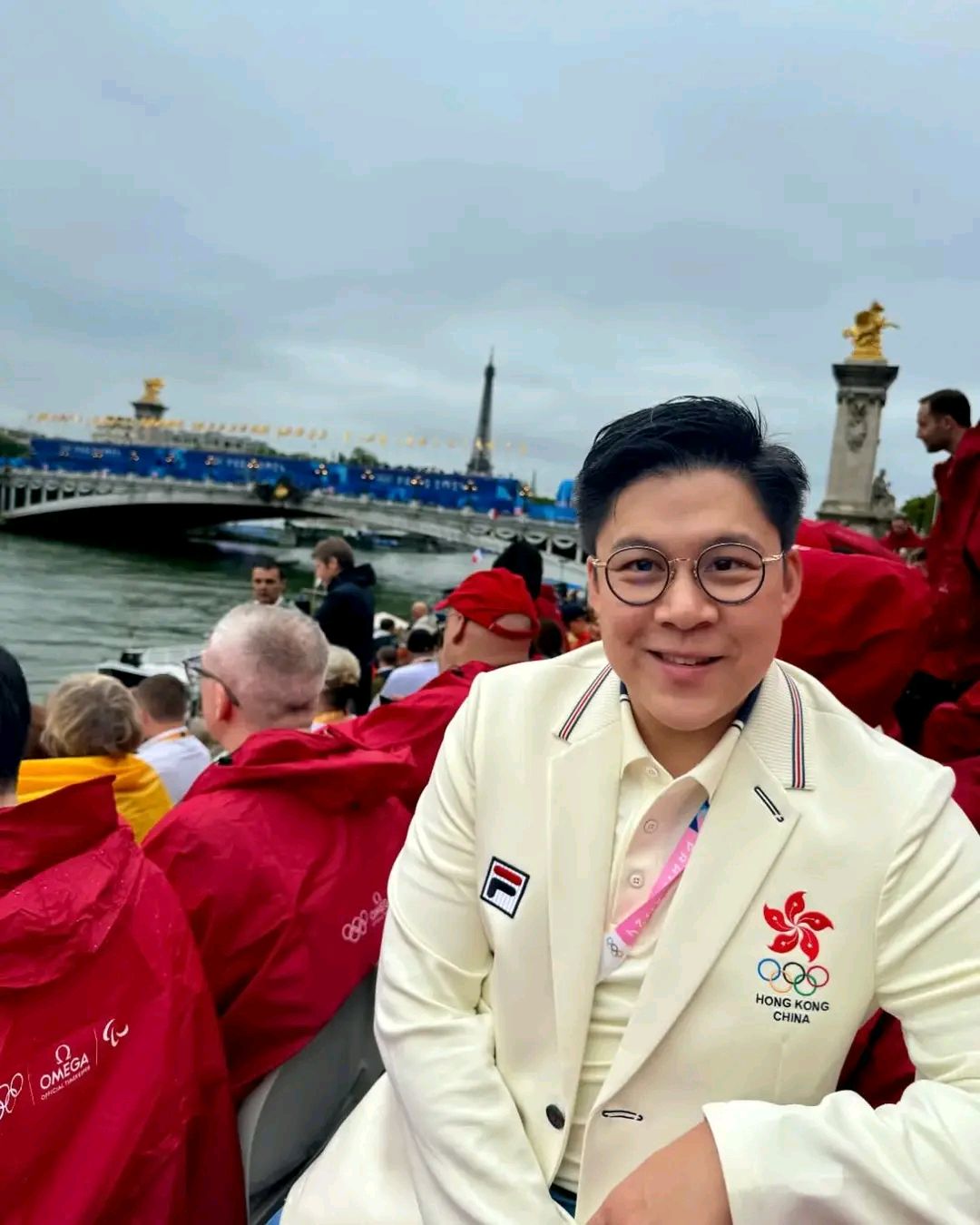 和郭晶晶甜蜜合影,紧搂老婆满脸自豪