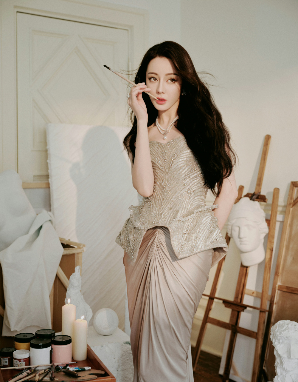 迪丽热巴,银色穿搭,珍珠项链璀璨夺目,美得好自然!