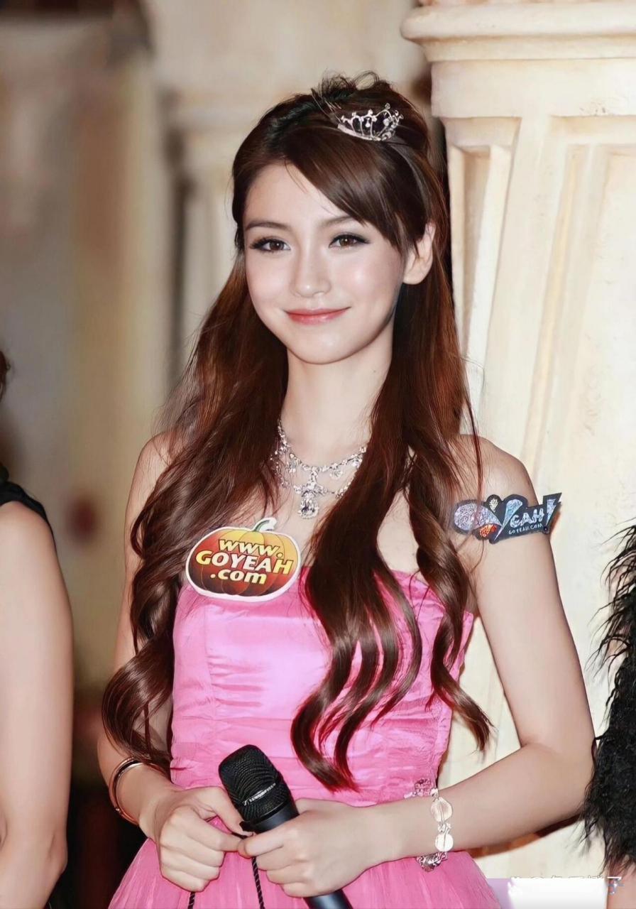 杨颖早期出道时的照片,看上去跟现在大相径庭啊!