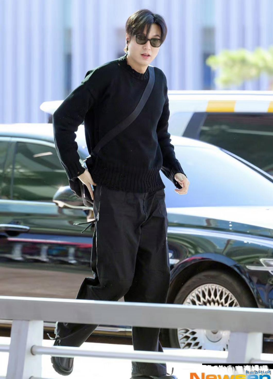 李敏镐现身机场,颜值有点回春了,但脸还是有点肿