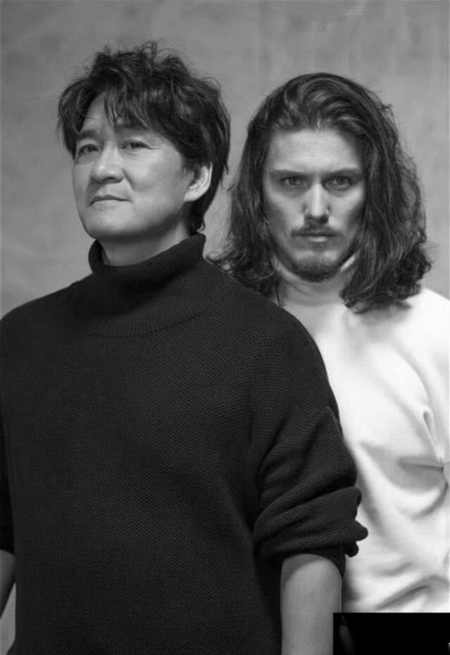 64岁周华健与34岁混血儿子,两个人站在一起感觉就像同辈兄弟 大家觉得